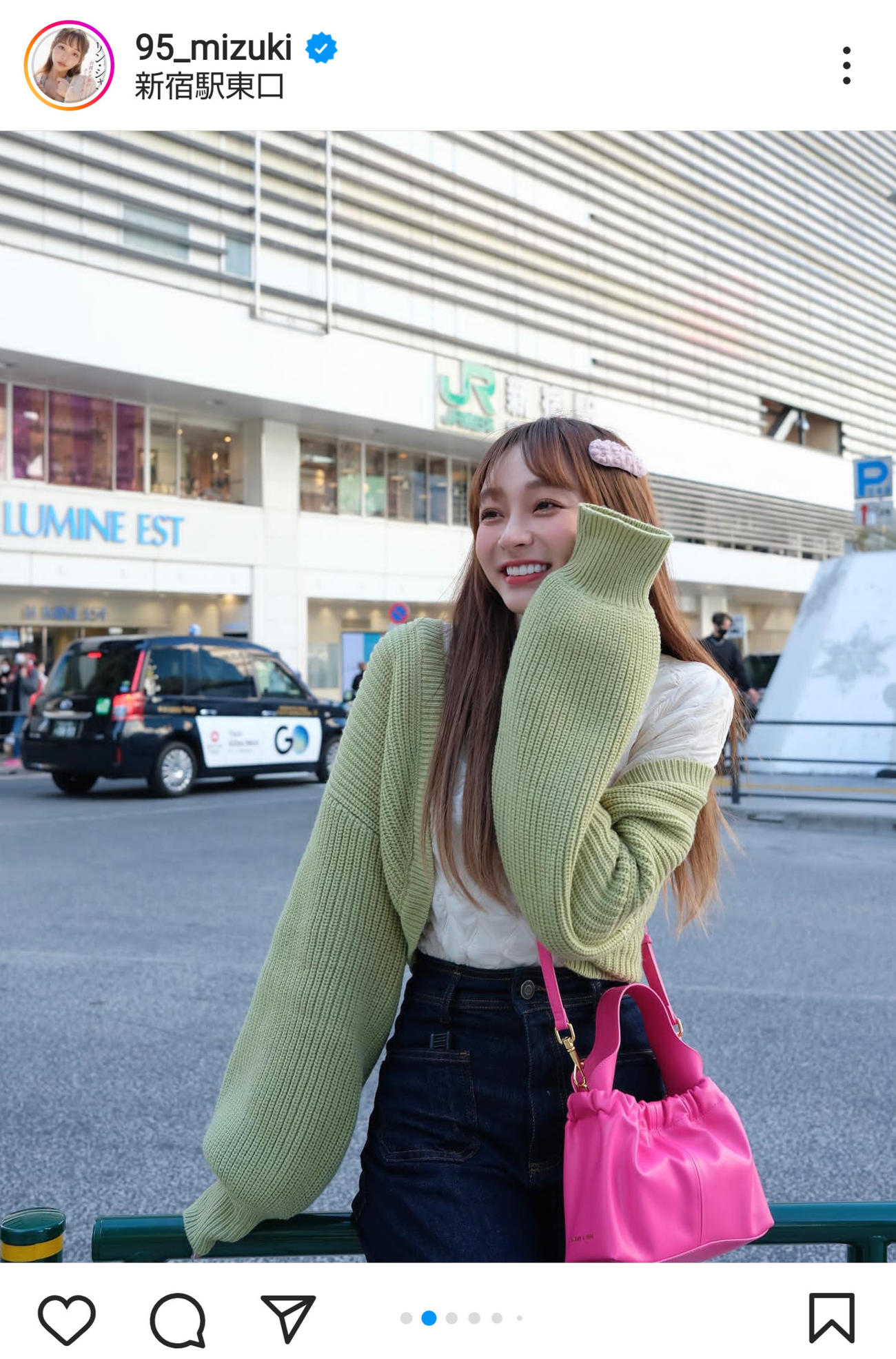 新宿駅でかわいいポーズをとるリン・シャン（インスタグラムより）
