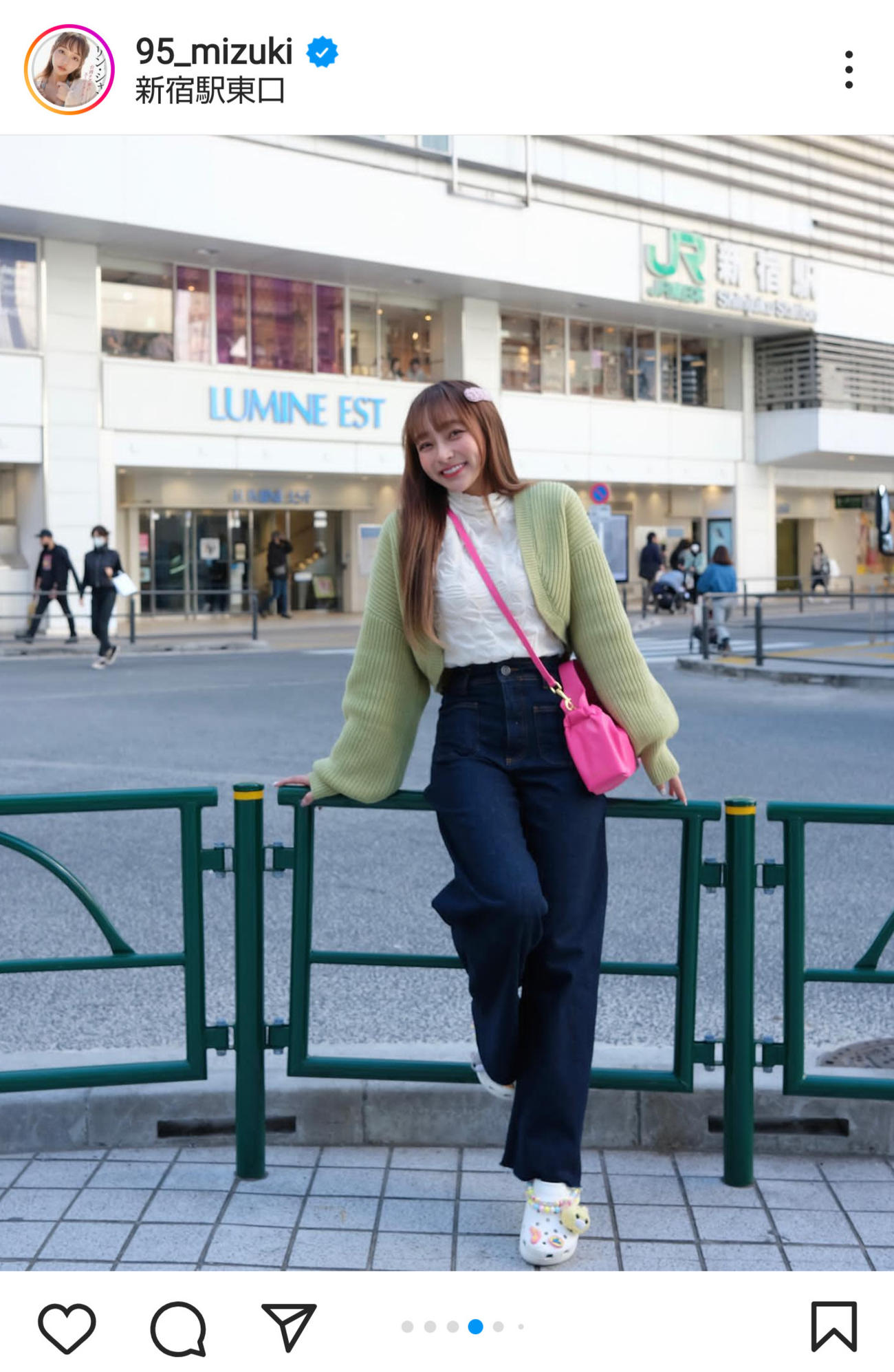 新宿駅で笑顔を見せるリン・シャン（インスタグラムより）