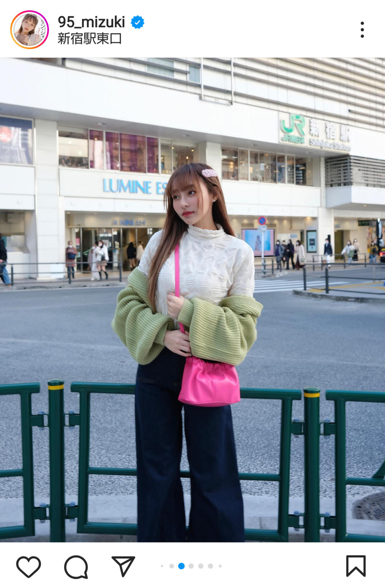 新宿駅で笑顔を見せるリン・シャン（インスタグラムより）