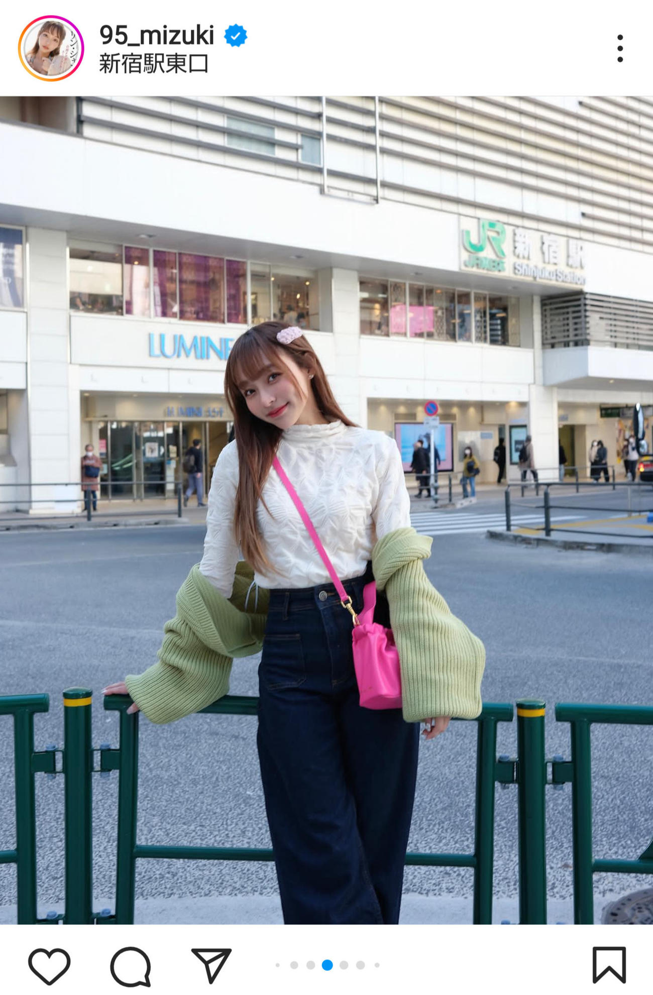 新宿駅前でポーズを取るリン・シャン（インスタグラムより）