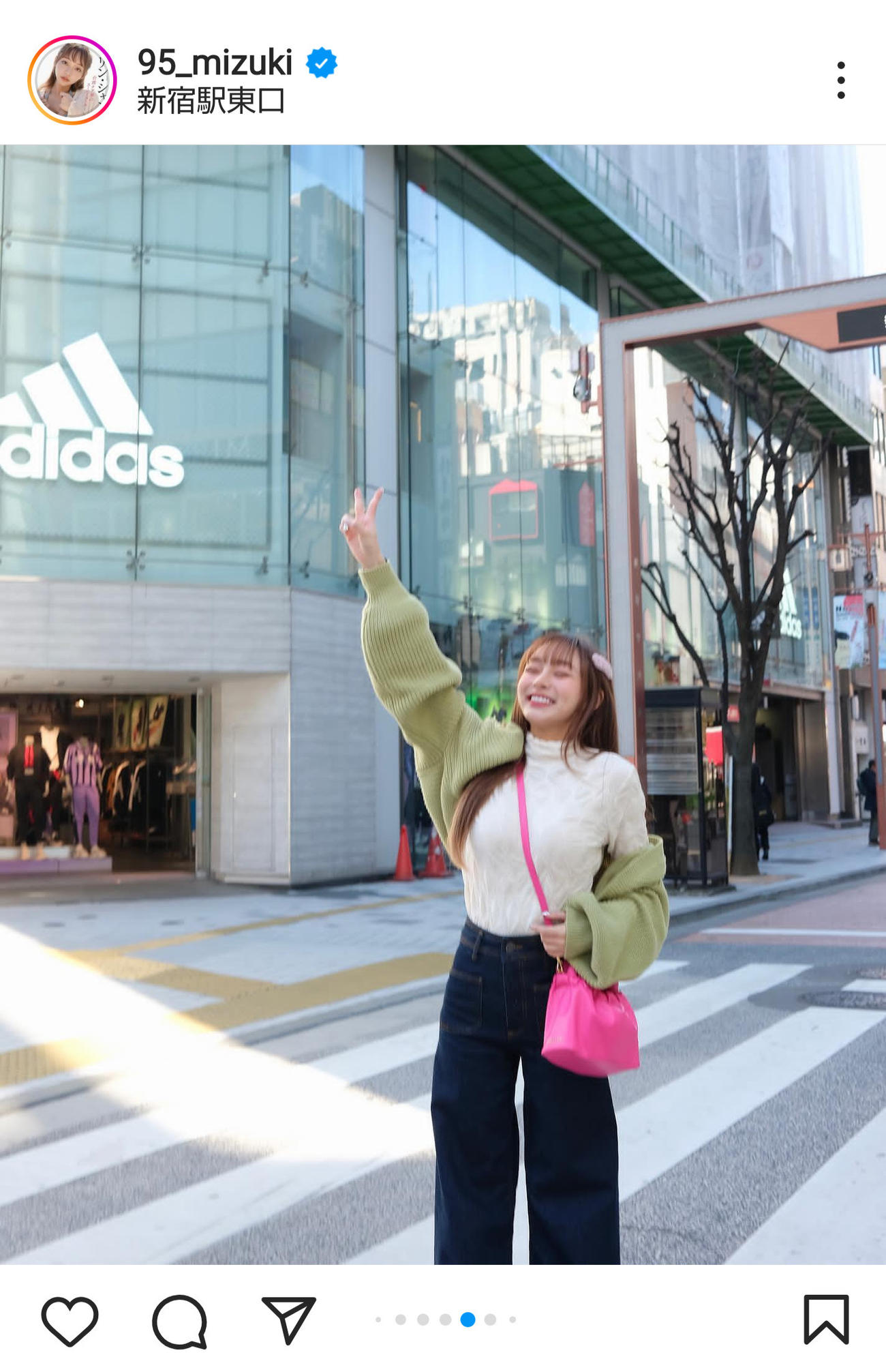 新宿駅で笑顔を見せるリン・シャン（インスタグラムより）