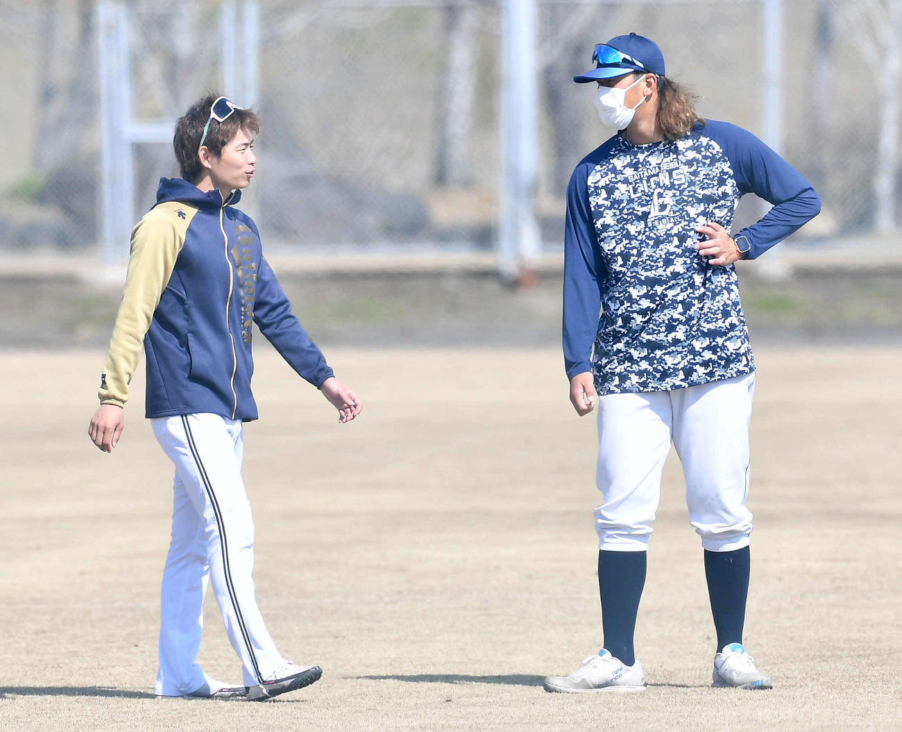 西武高橋（右）と話すオリックス山岡（撮影・岩下翔太）