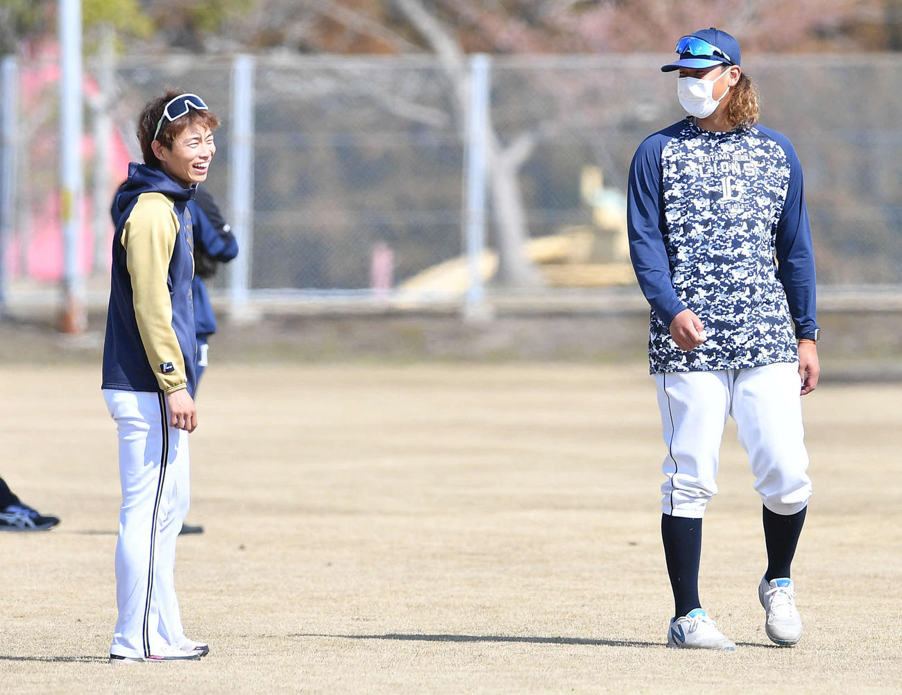 西武高橋（右）と談笑するオリックス山岡（撮影・岩下翔太）