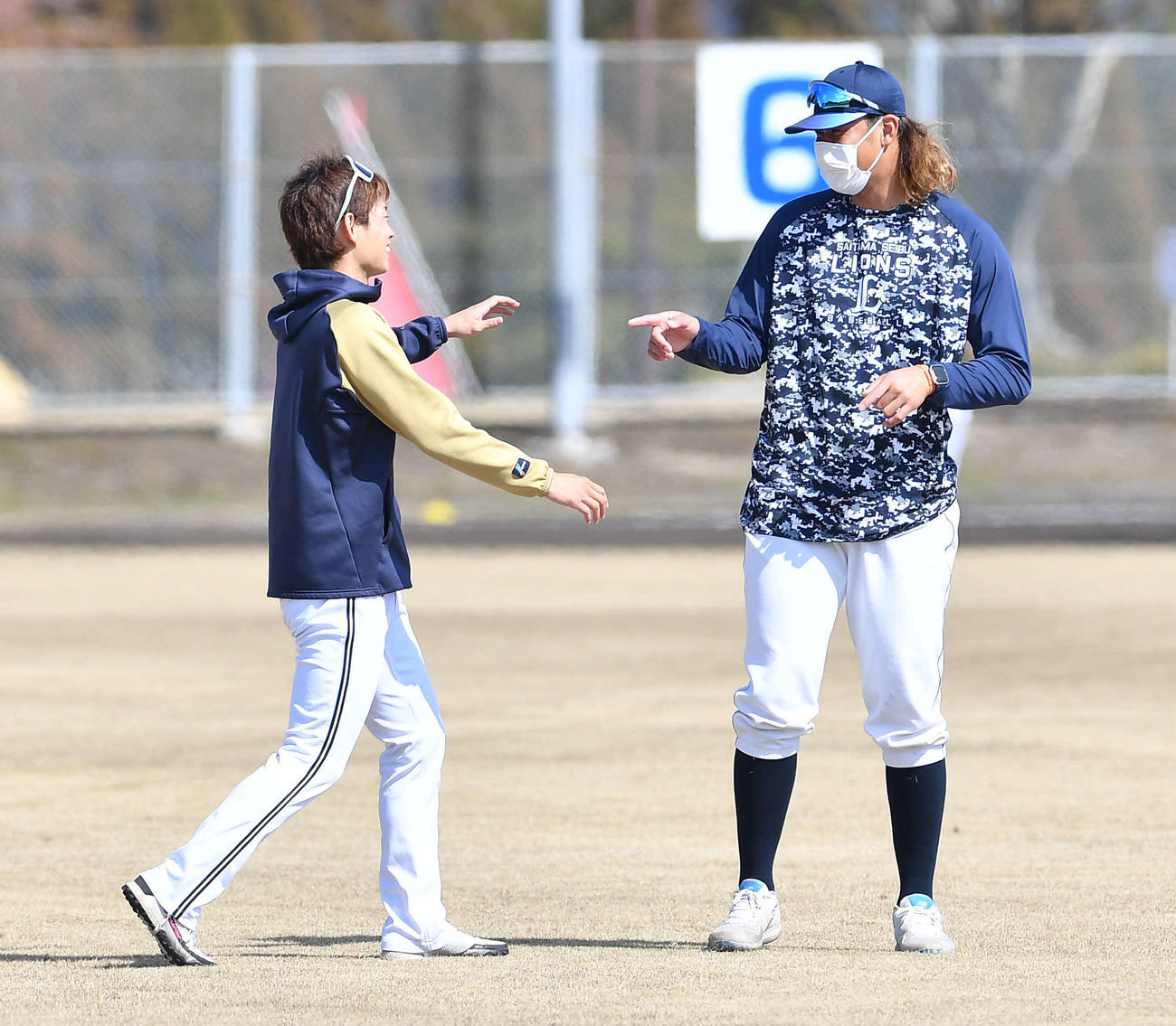 西武高橋（右）と話すオリックス山岡（撮影・岩下翔太）