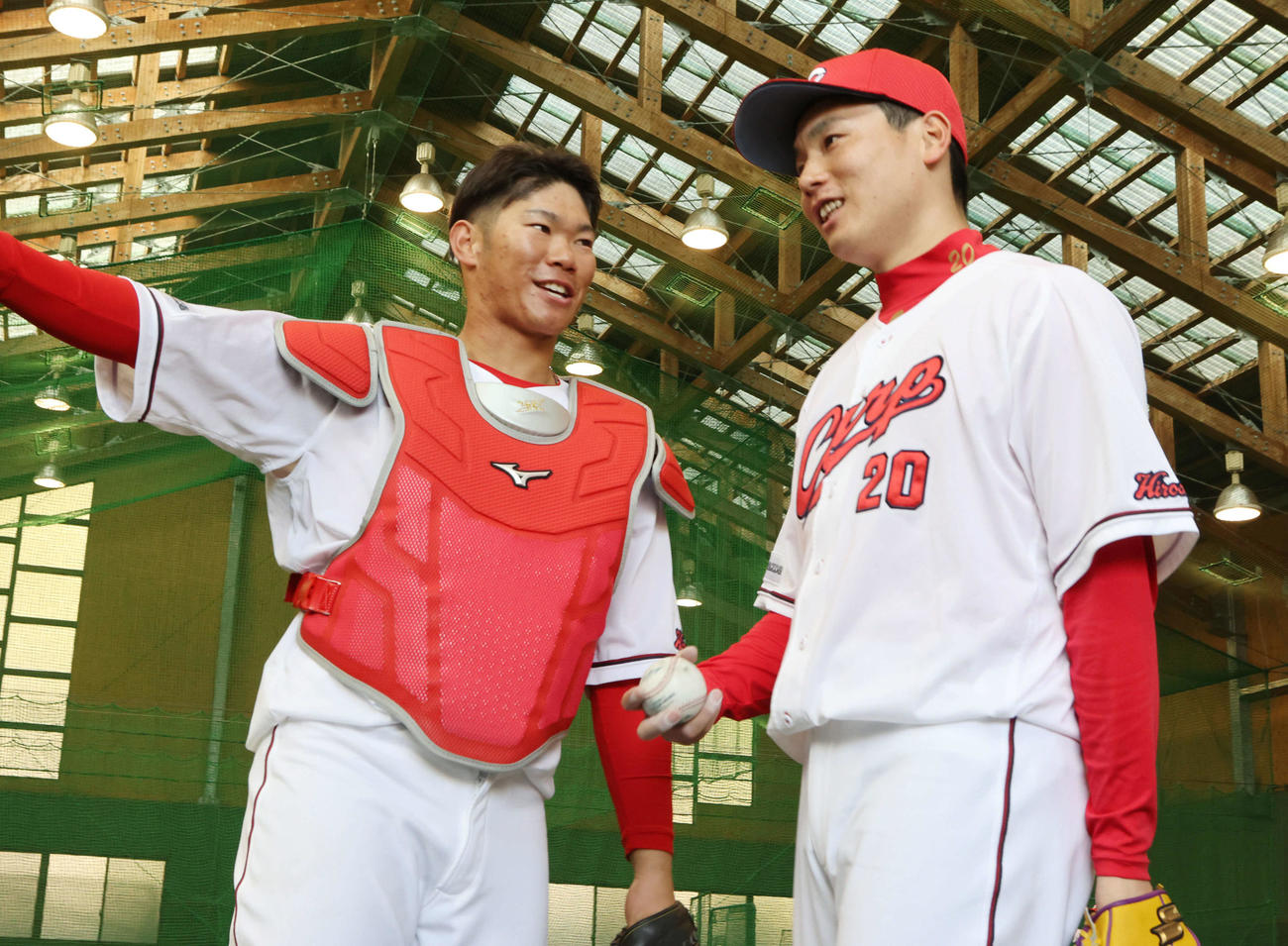 2月5日、広島日南キャンプ　ブルペンで投げた栗林（右）と坂倉捕手