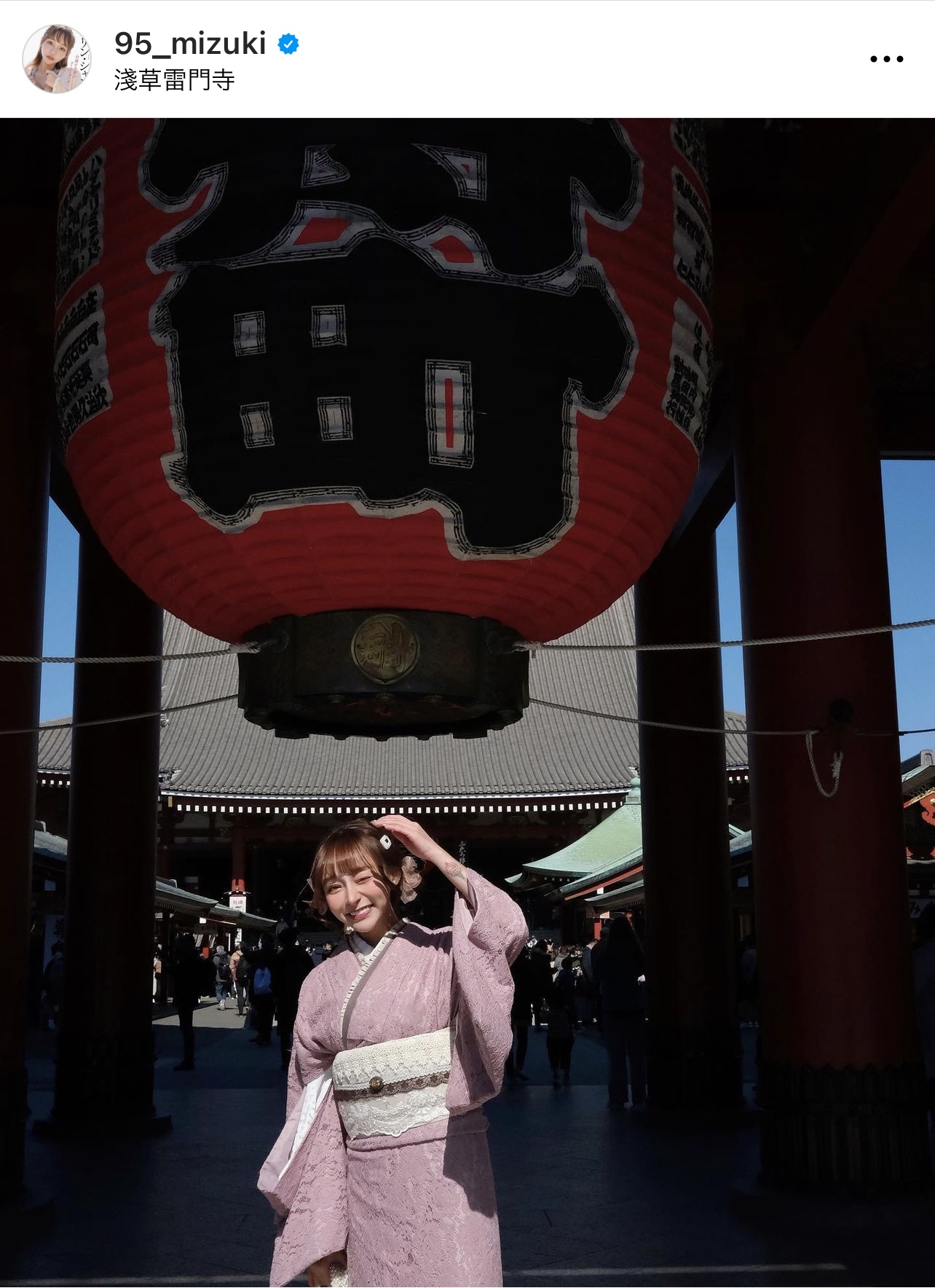 ピンク色の和服を着て、浅草寺の前でポーズをとるリン・シャン（リン・シャンのインスタグラムより）