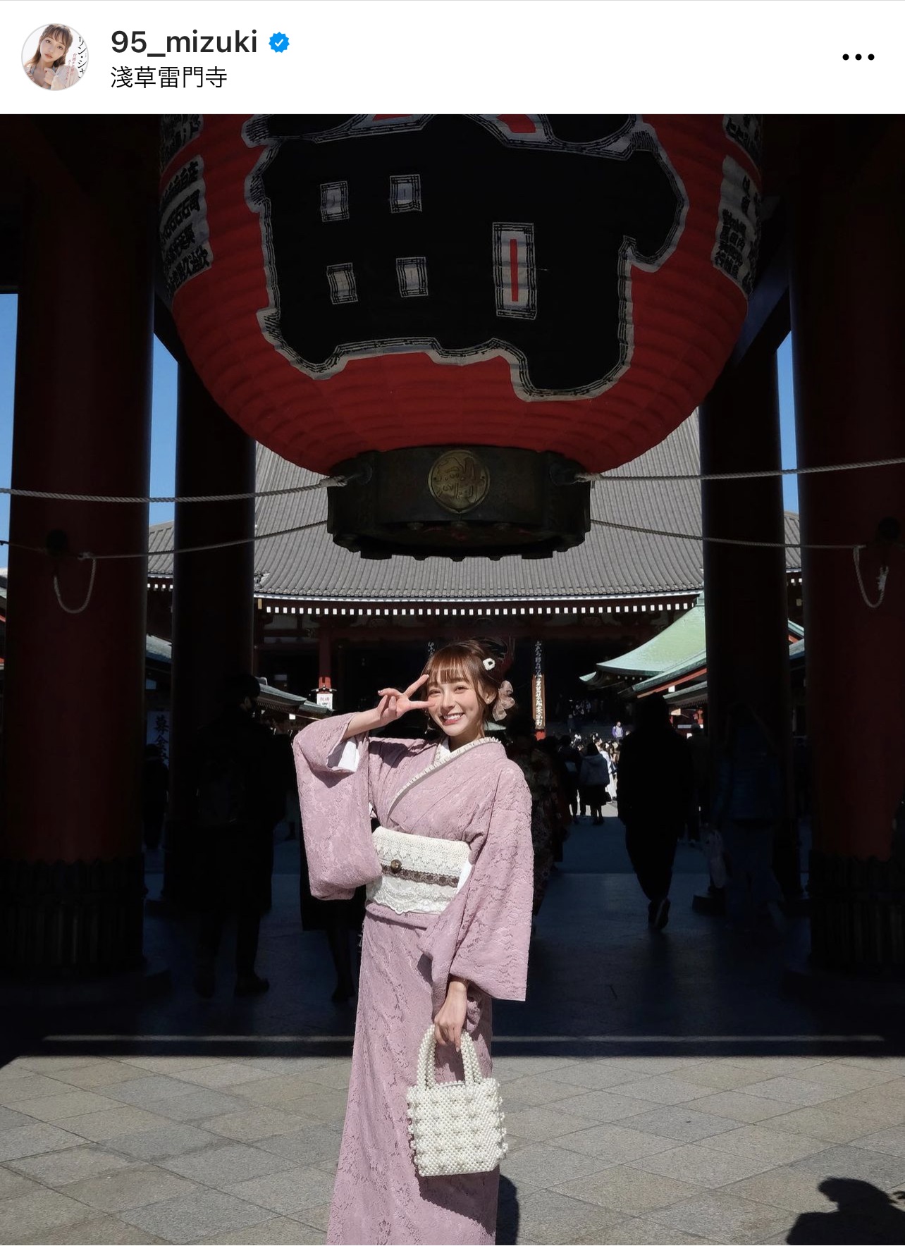 ピンク色の和服を着て、浅草寺の前でポーズをとるリン・シャン（リン・シャンのインスタグラムより）