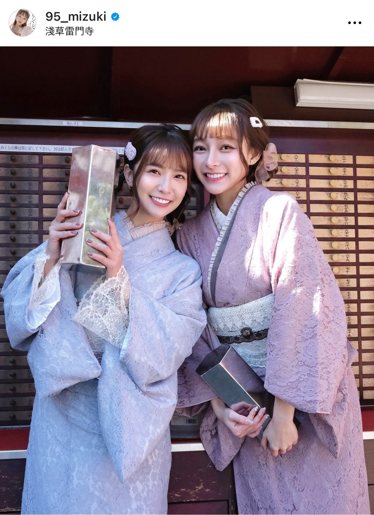 楽天モンキーズのチアリーダー・Kimiと浅草寺を訪れたリン・シャン（リン・シャンのインスタグラムより）