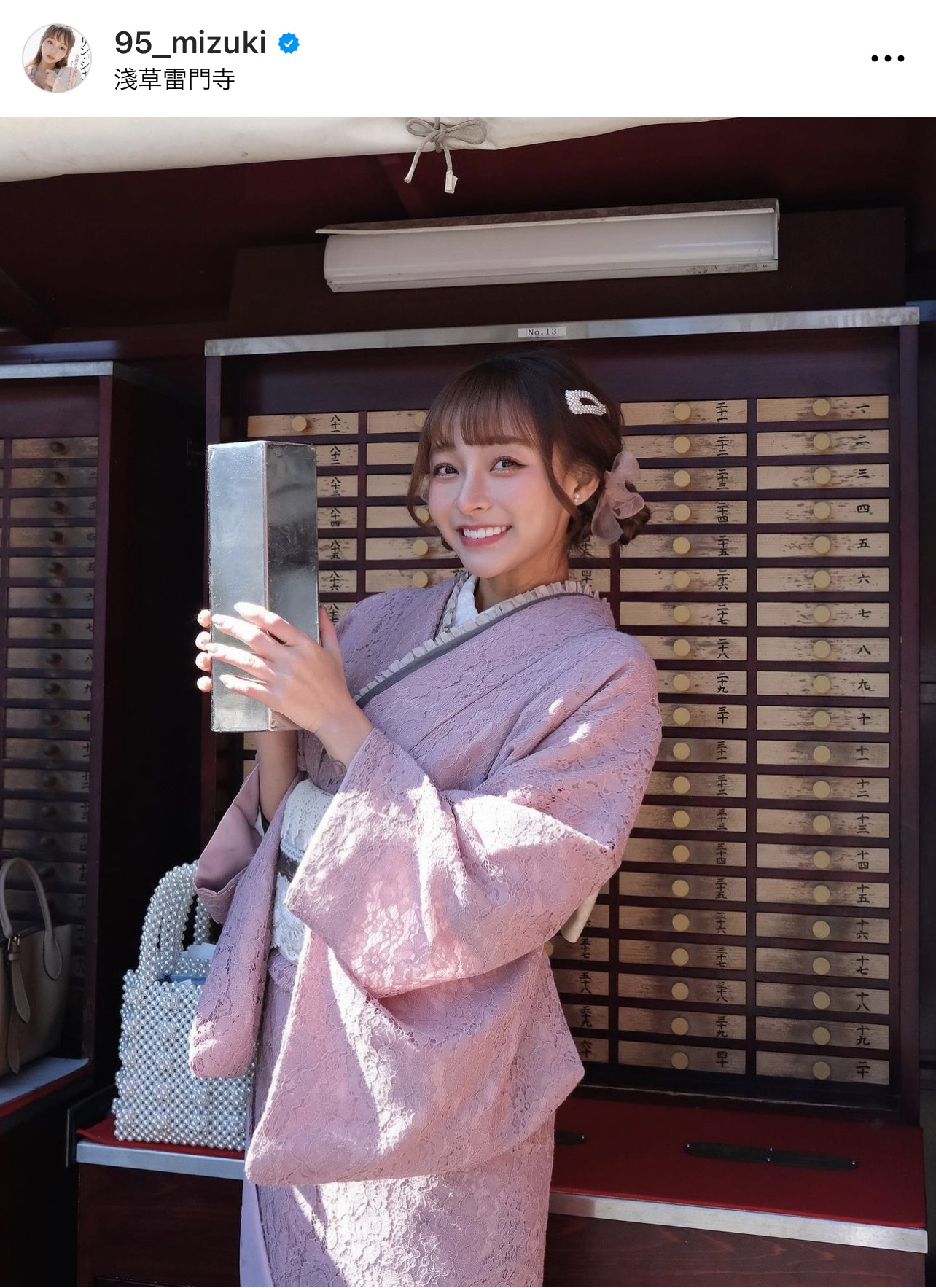 ピンク色の和服を着て、おみくじを引くリン・シャン（リン・シャンのインスタグラムより）