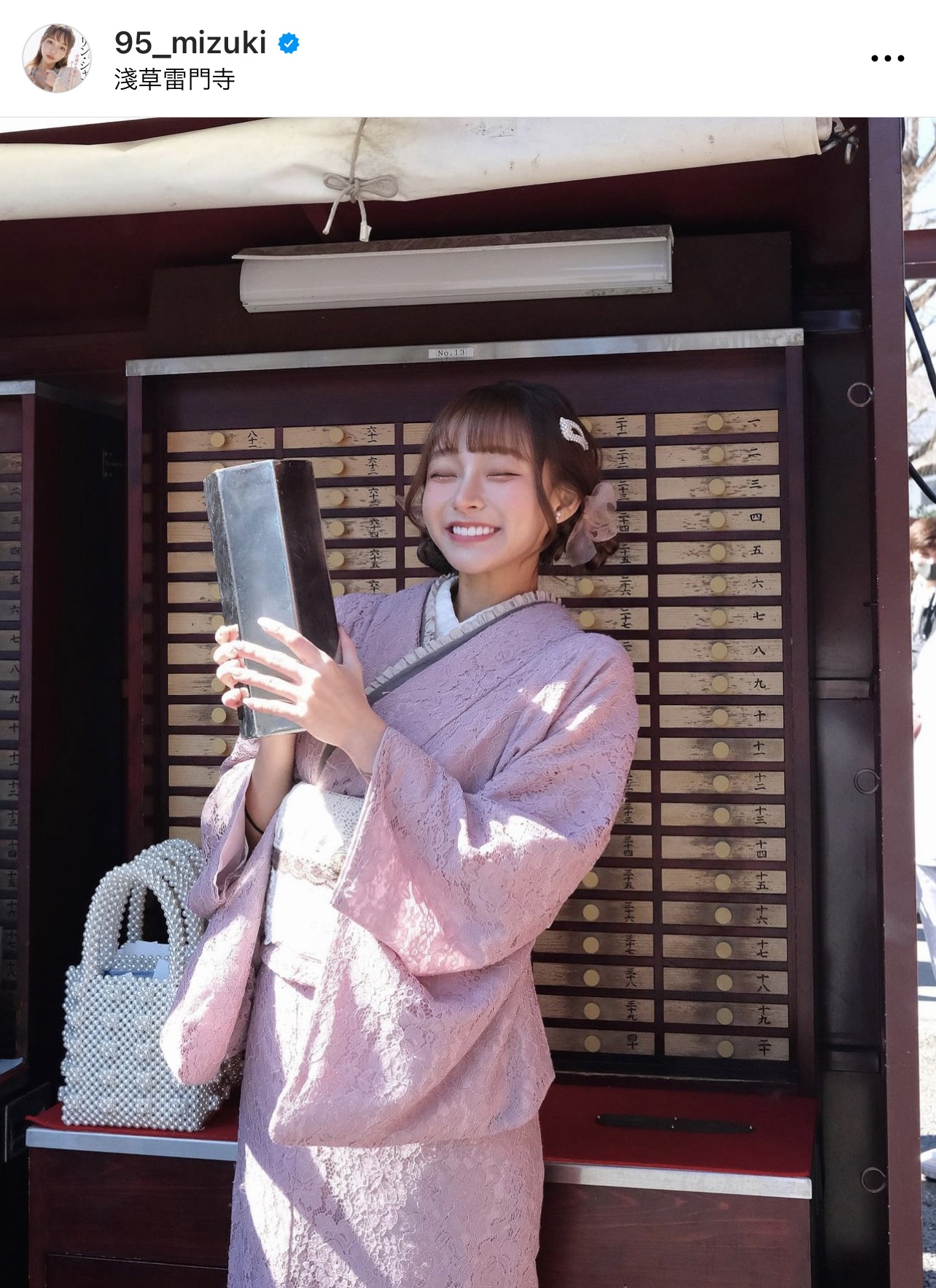 ピンク色の和服を着て、おみくじを引くリン・シャン（リン・シャンのインスタグラムより）