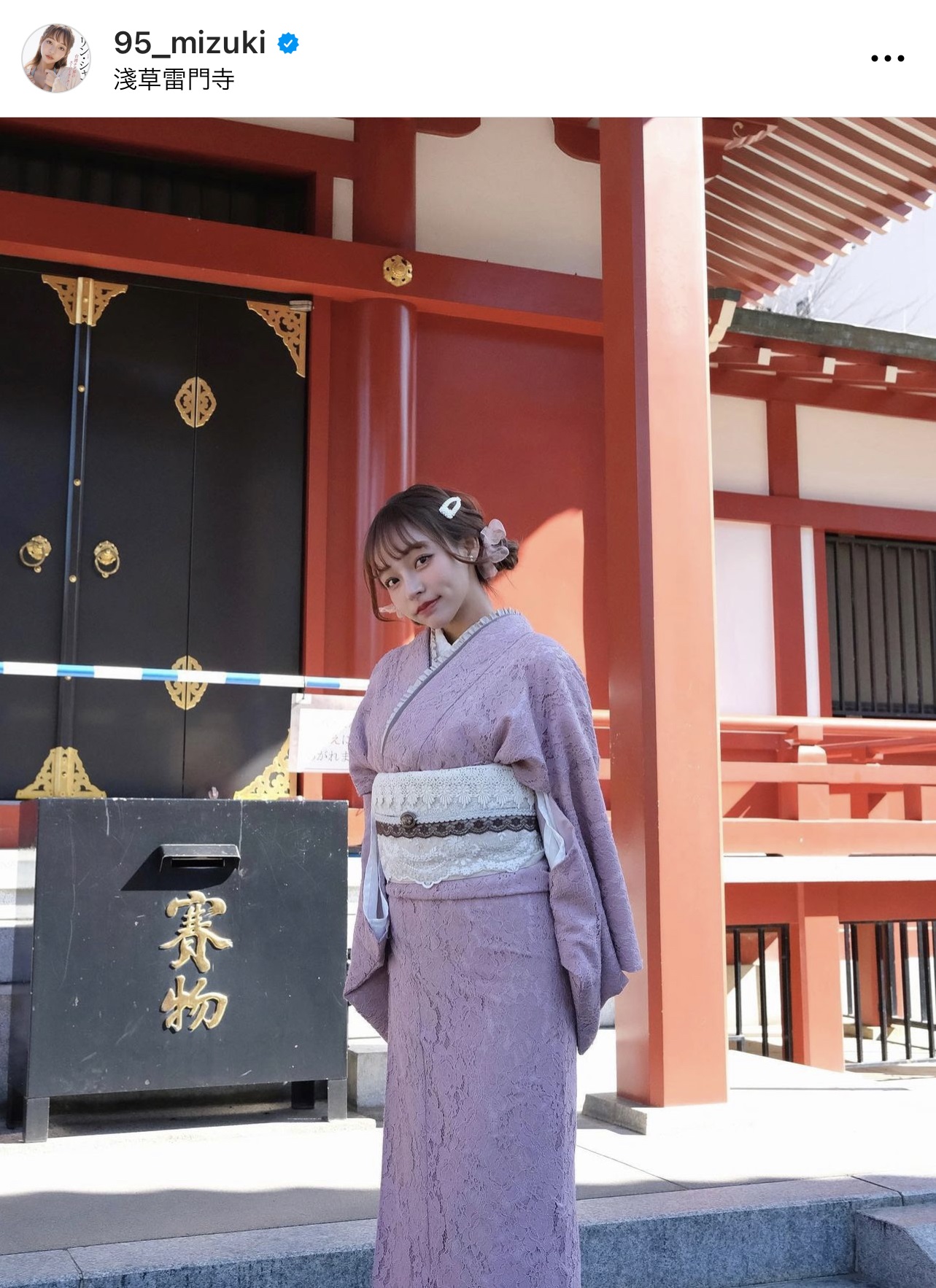 ピンク色の和服を着て、浅草寺の前でカメラを見つめるリン・シャン（リン・シャンのインスタグラムより）