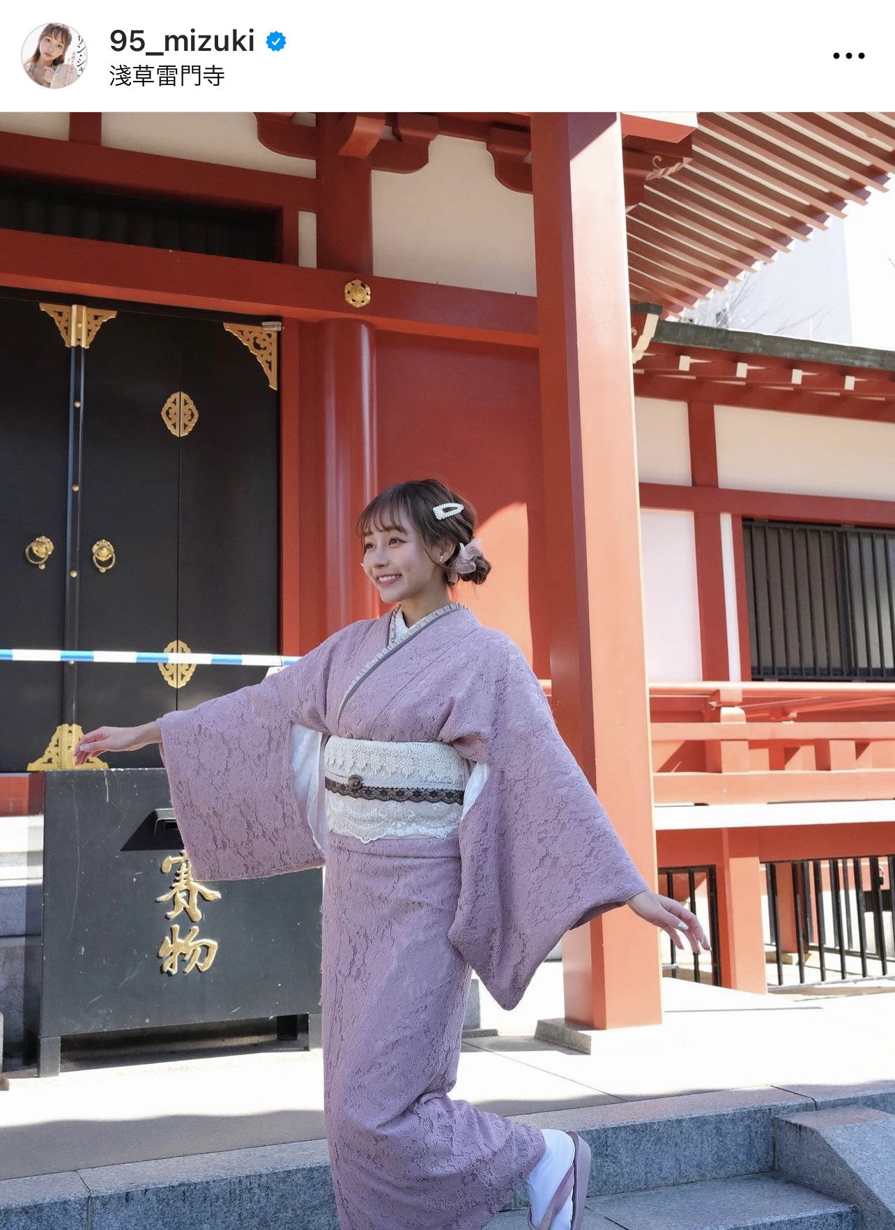ピンク色の和服を着て、浅草寺の前でポーズをとるリン・シャン（リン・シャンのインスタグラムより）