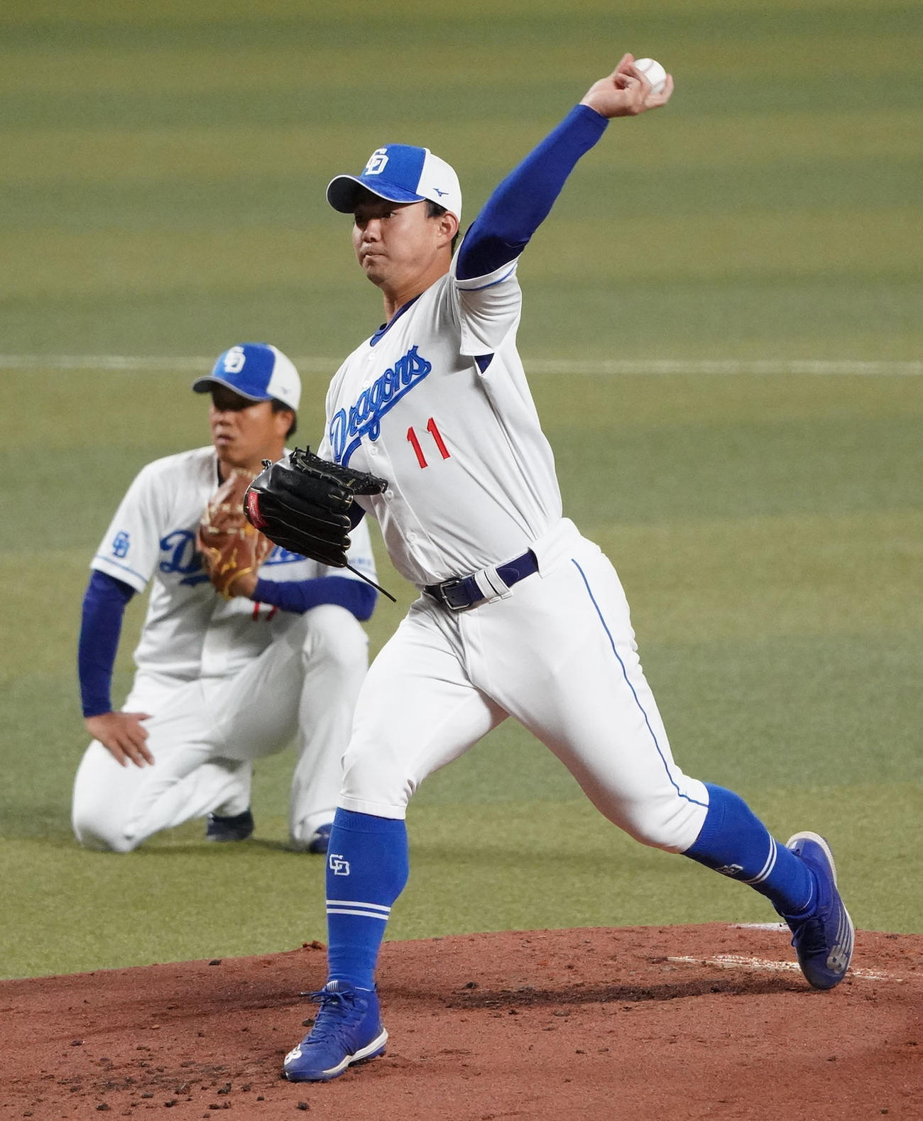 投内連係練習をする中日小笠原慎之介（右）（撮影・森本幸一）