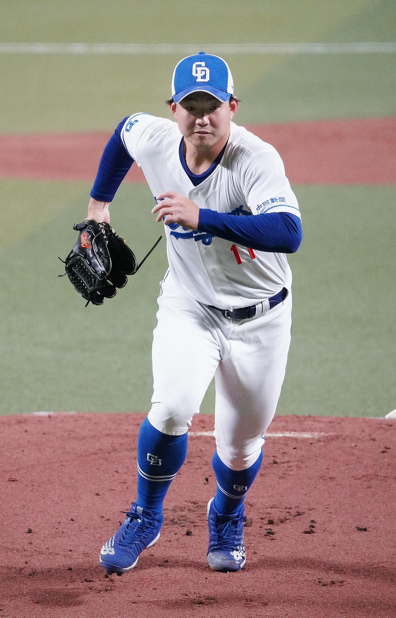 投内連係練習をする中日小笠原慎之介（撮影・森本幸一）