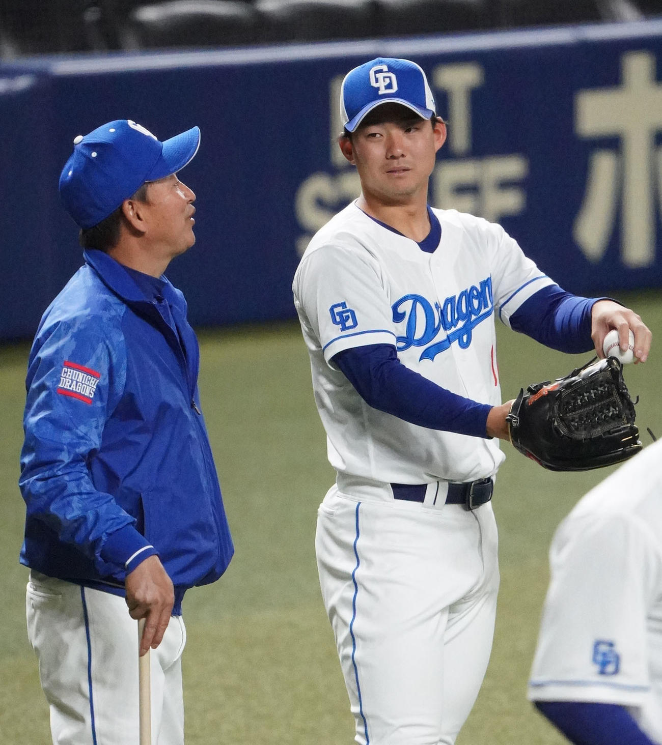 投内連係練習の合間に立浪和義監督と言葉を交わす中日小笠原慎之介（右）（撮影・森本幸一）