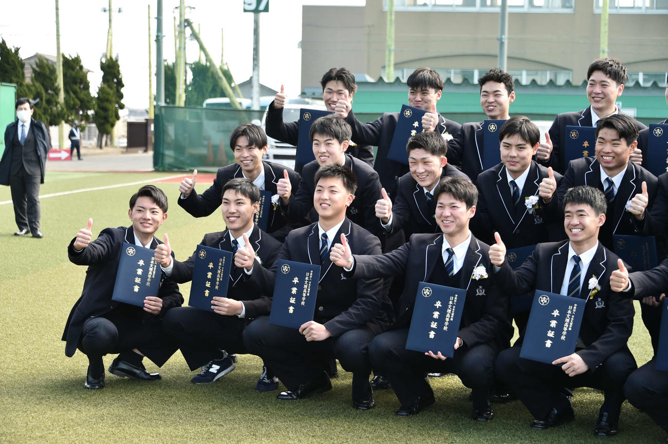 卒業式後、田中（前列左から3人目）はチームメートとともに笑顔で記念撮影