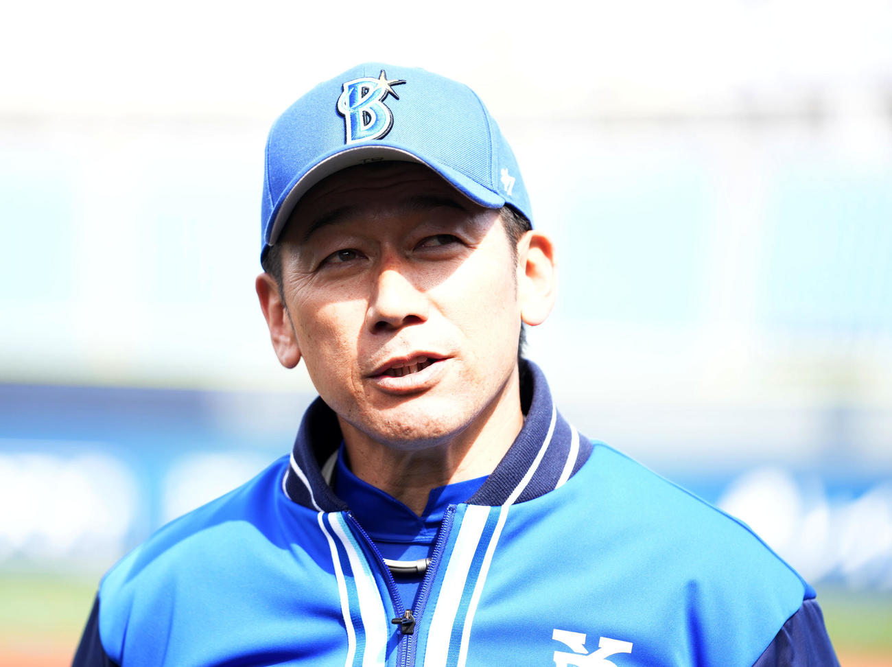必勝祈願を終え取材に応じるDeNA三浦監督（撮影・横山健太）
