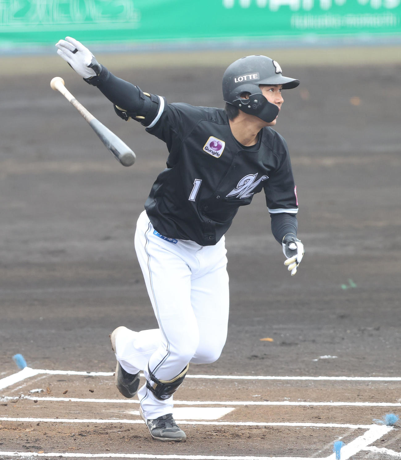 ソフトバンク対ロッテ　1回表ロッテ無死、藤原恭大は右中間二塁打を放つ（撮影・梅根麻紀）