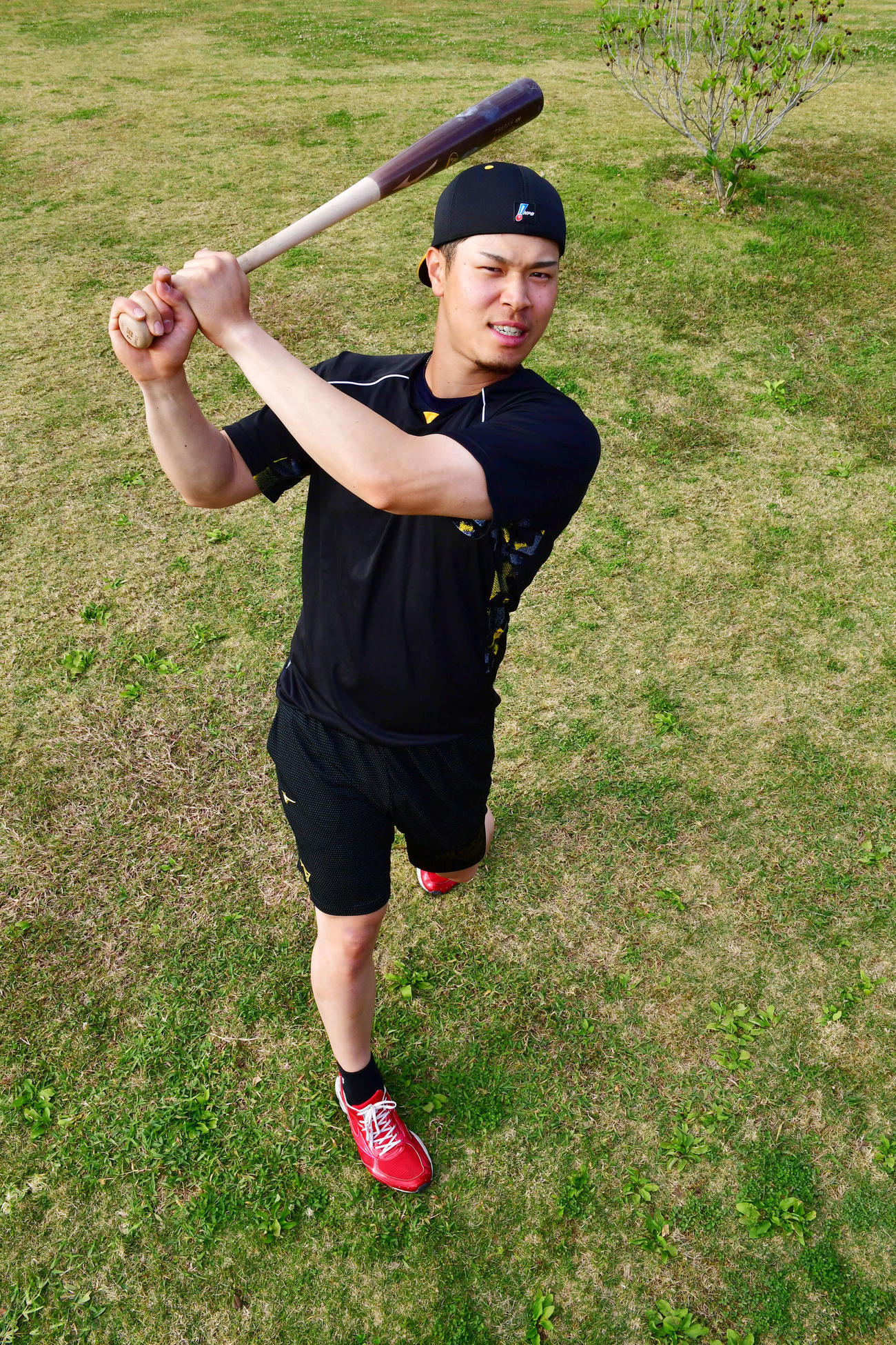 アレに向かって気合の表情を見せる佐藤輝（撮影・前岡正明）