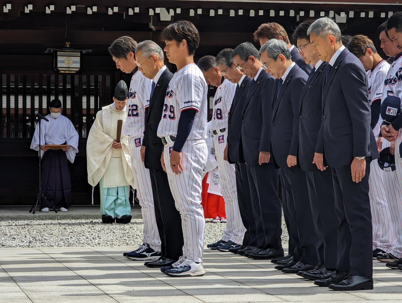 3年ぶりにチーム全体で明治神宮に参拝したヤクルトの選手、スタッフたち。左から高津臣吾監督、衣笠剛球団社長、小川泰弘選手会長（撮影・三須一紀）