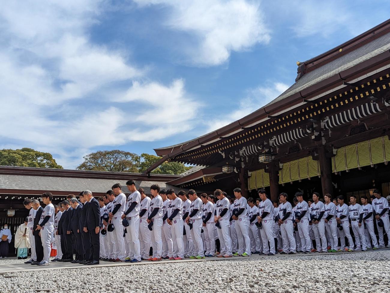 3年ぶりにチーム全体で明治神宮に参拝したヤクルトの選手、スタッフたち（撮影・三須一紀）