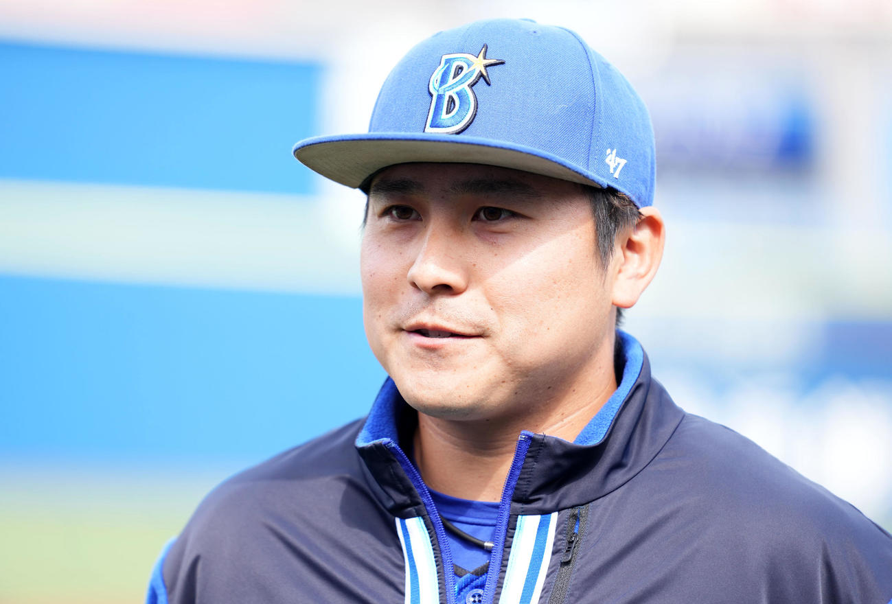 必勝祈願を終え取材に応じるDeNA佐野（撮影・横山健太）