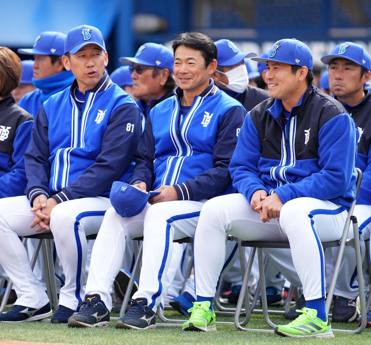 言葉を交わす、左からDeNA三浦監督、仁志2軍監督、佐野（撮影・横山健太）