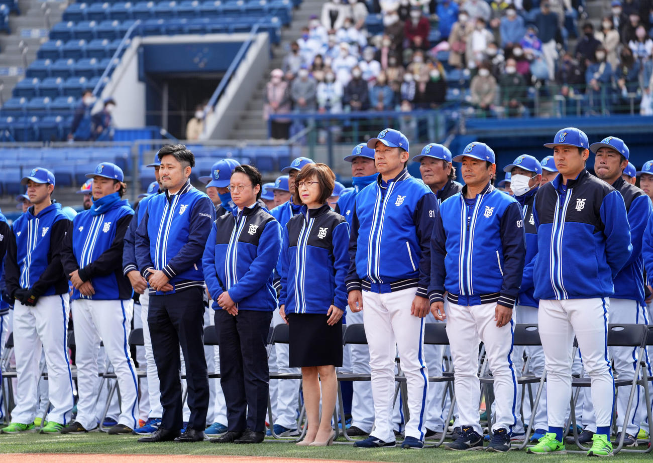 横浜スタジアムで必勝祈願をする、右からDeNA佐野、仁志2軍監督、三浦監督、南場オーナーら（撮影・横山健太）