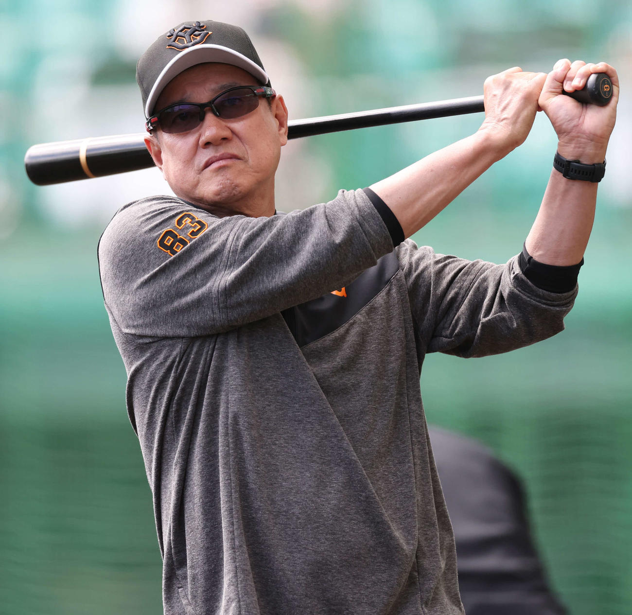 バットを振る巨人原監督（23年2月28日撮影）