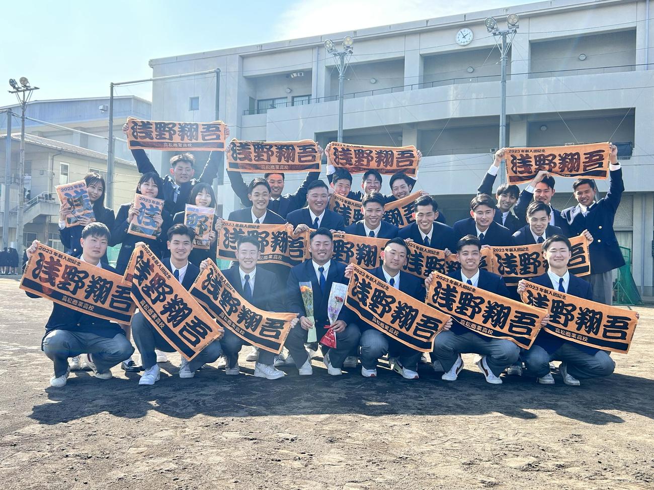 高松商の野球部同期と笑顔を見せる巨人浅野（前列中央）（撮影・上田悠太）