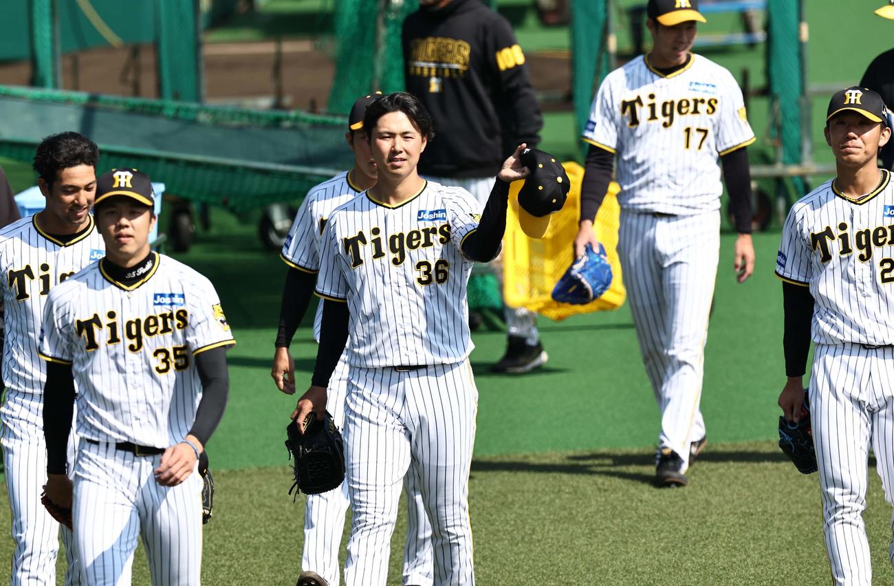浜地（中央）は投手陣と外野へ向かう（撮影・上田博志）