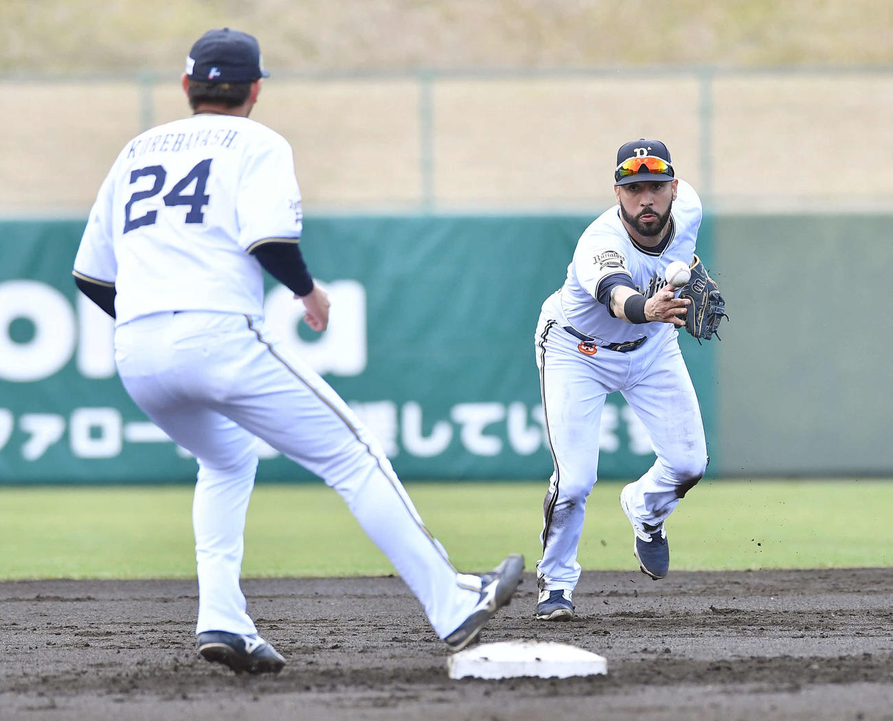 球春みやざきベースボールゲームズ　オリックス対西武　2回表西武1死一塁、川野の二ゴロを好捕し、紅林（左）にトスするゴンザレス（撮影・岩下翔太）