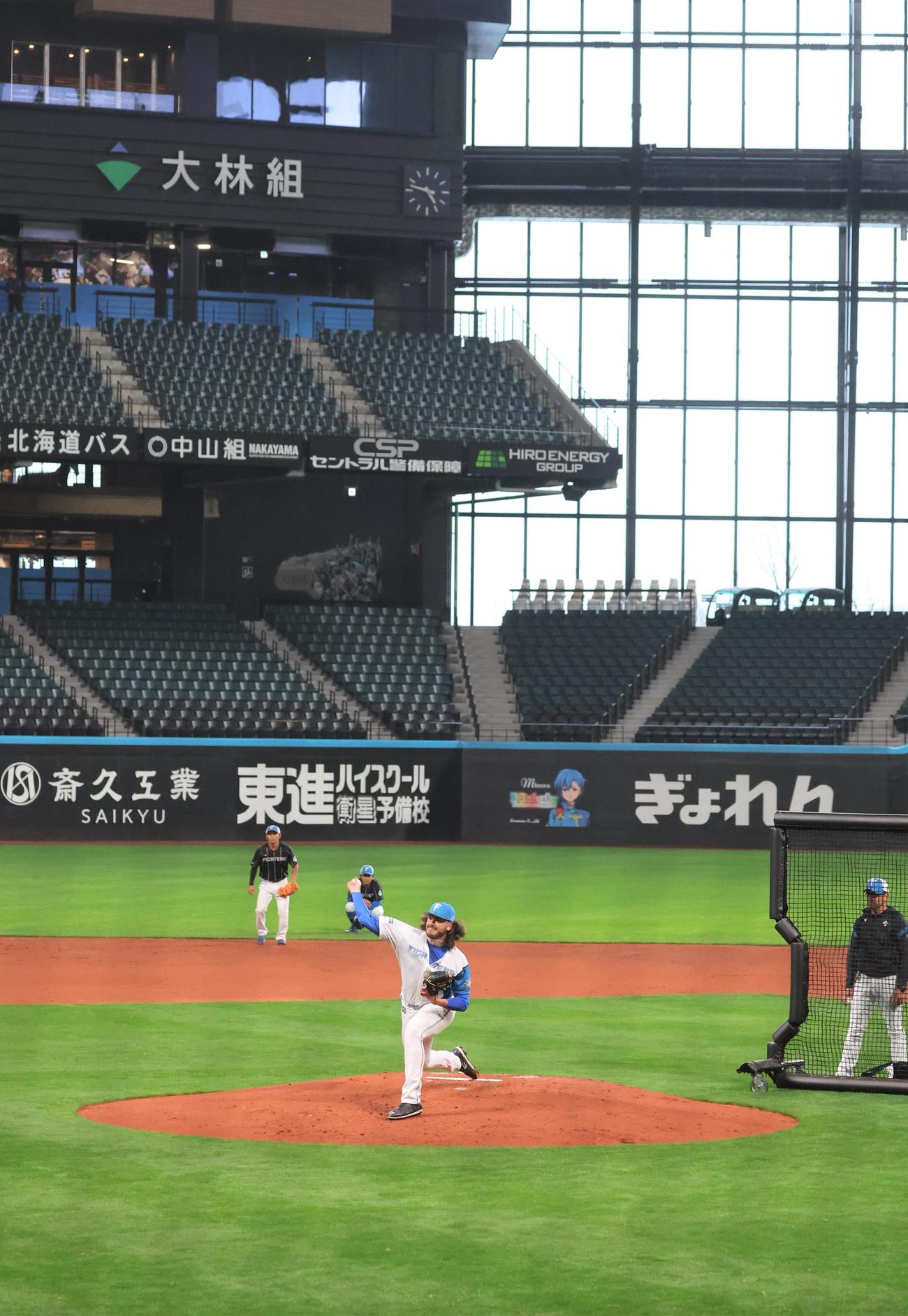 エスコンフィールド北海道のライブバッティングで投手を務める日本ハムポンセ（撮影・黒川智章）
