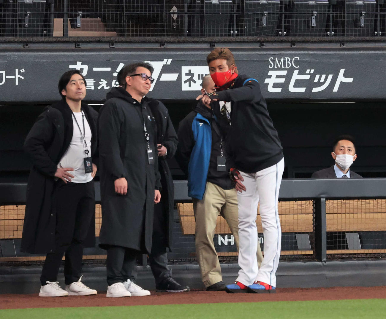 前沢取締役事業統轄本部長（左）と話す日本ハム新庄監督（撮影・黒川智章）