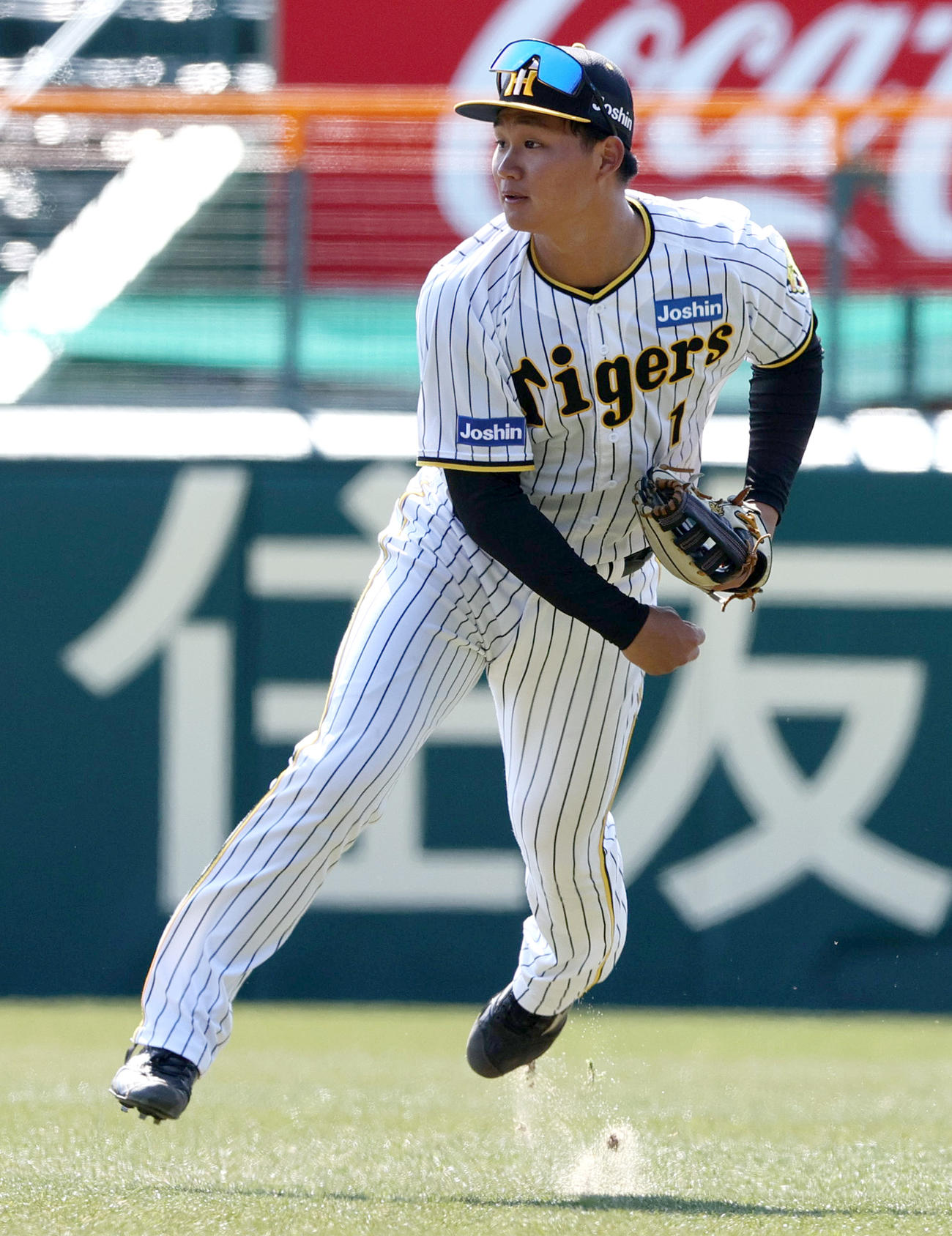シートノックで送球する森下（撮影・上山淳一）