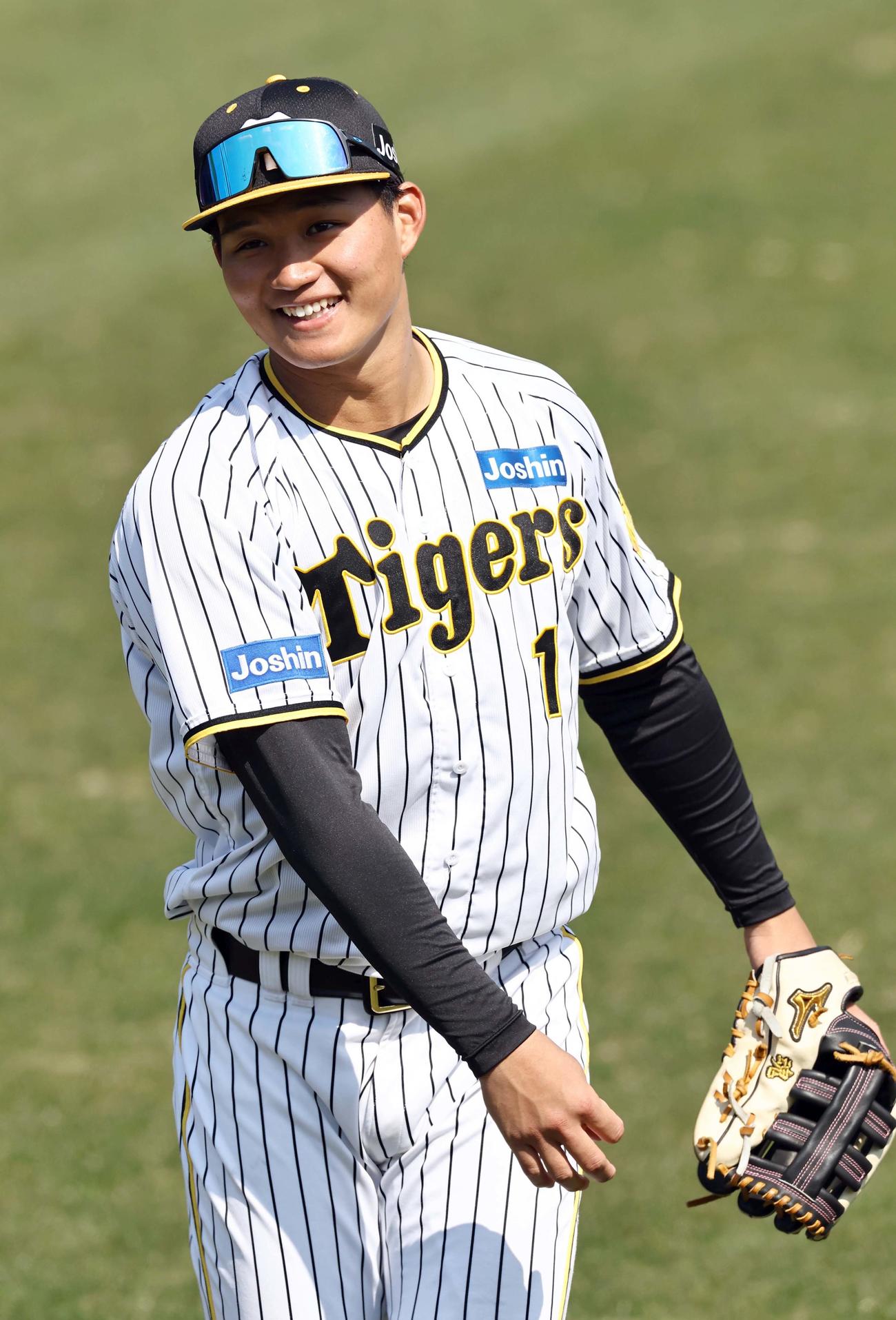 笑顔でノックを受ける森下（撮影・上田博志）