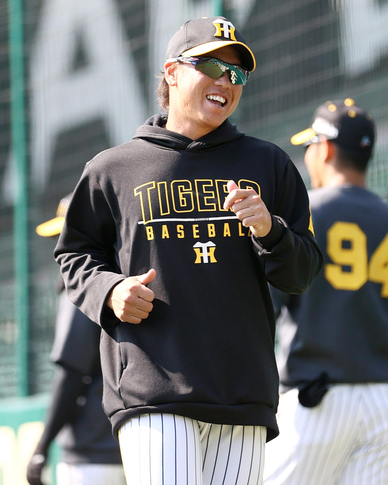 ウオームアップで笑顔を見せる梅野（撮影・上山淳一）