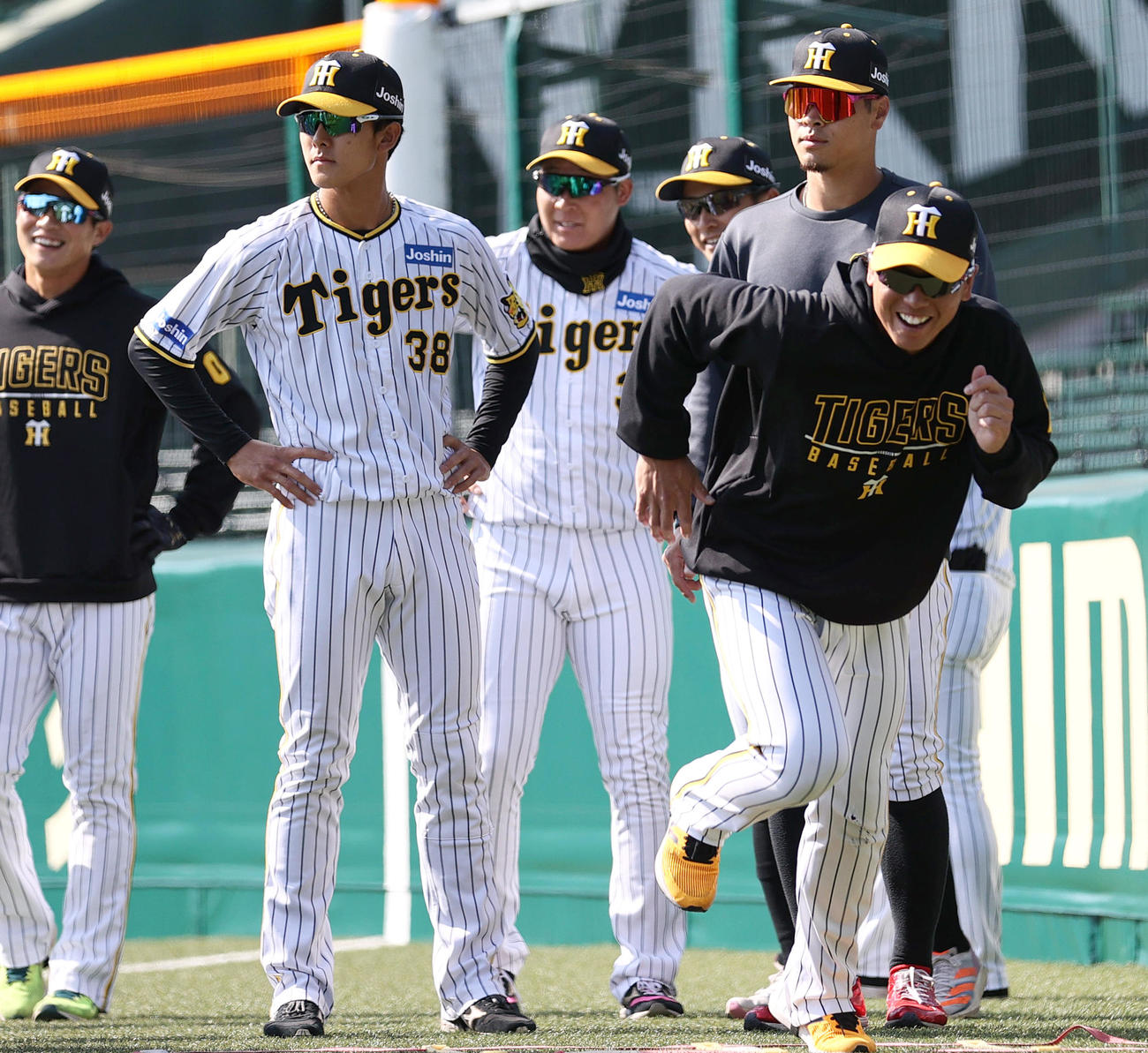 梅野（右）はリラックスした表情でラダートレーニングに励む（撮影・上山淳一）