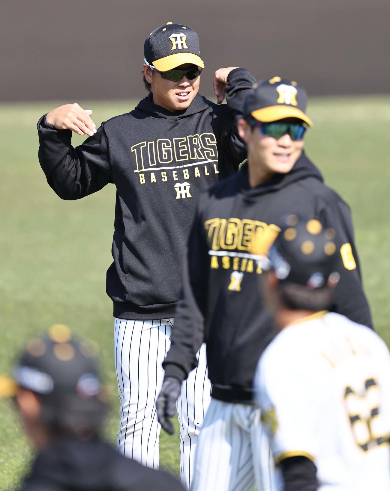 準備運動をして体をほぐす梅野隆太郎（撮影・上田博志）