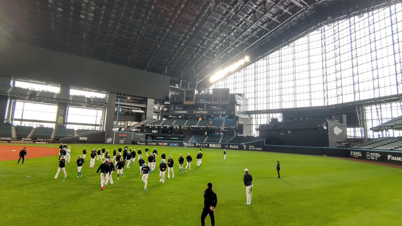 新球場エスコンフィールド北海道で練習する日本ハムナイン（撮影・黒川智章）