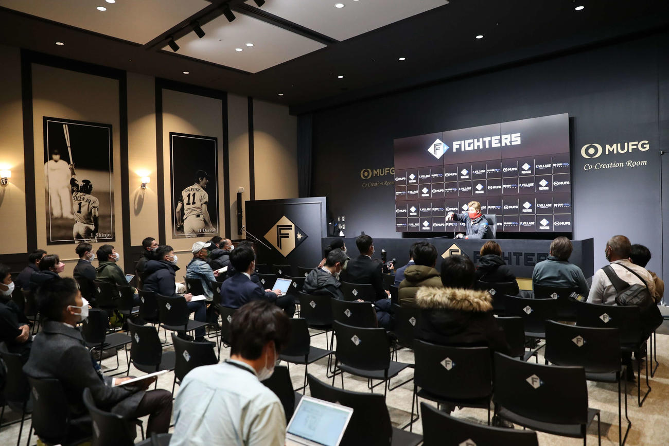 球場内の記者会見場で話す日本ハム新庄監督（撮影・黒川智章）