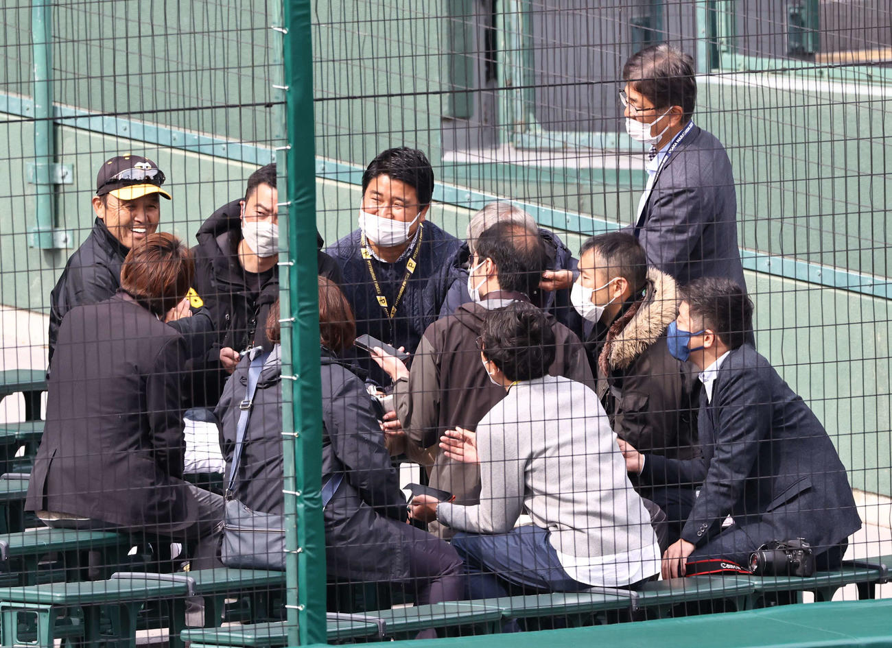 岡田監督（左）は笑顔を見せながら取材を受ける（撮影・上田博志）