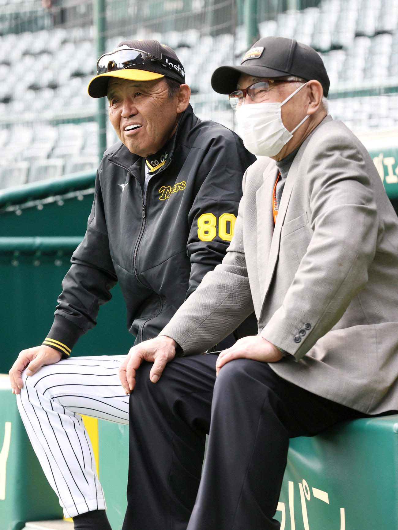 甲子園で岡田監督（左）と練習を見る安藤統男氏（撮影・上山淳一）