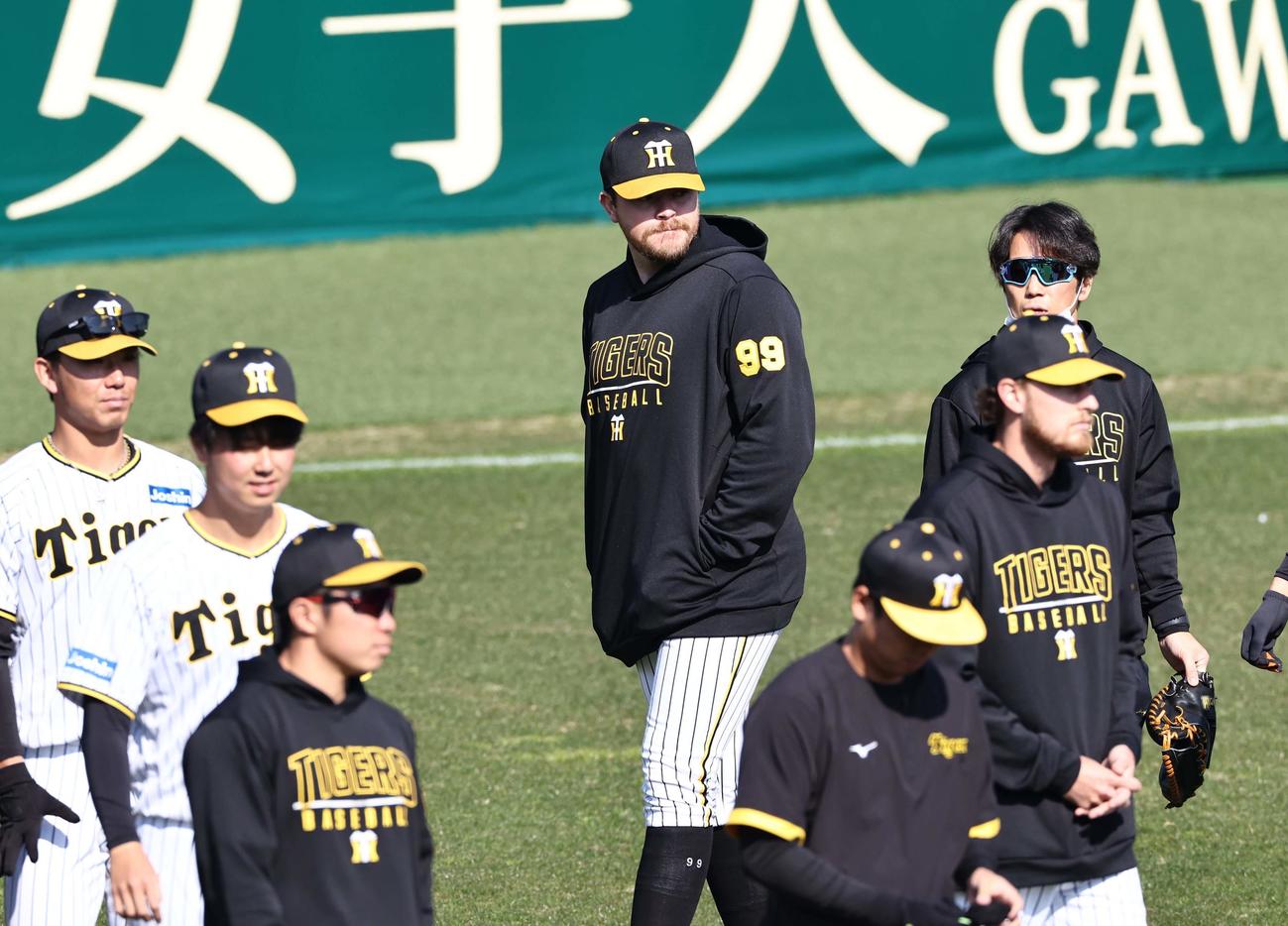 別メニュー調整のビーズリー（中央）は甲子園球場のグラウンドを離れる（撮影・上田博志）