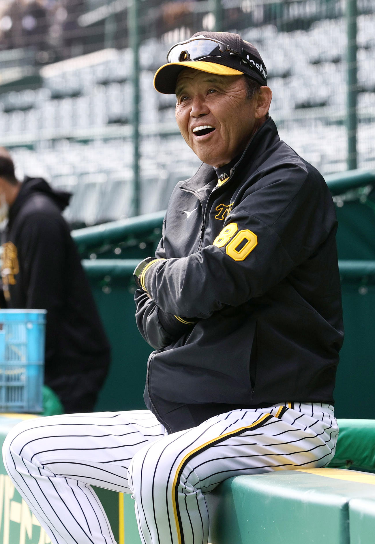 甲子園のベンチ前で笑顔を見せる岡田監督（撮影・上山淳一）