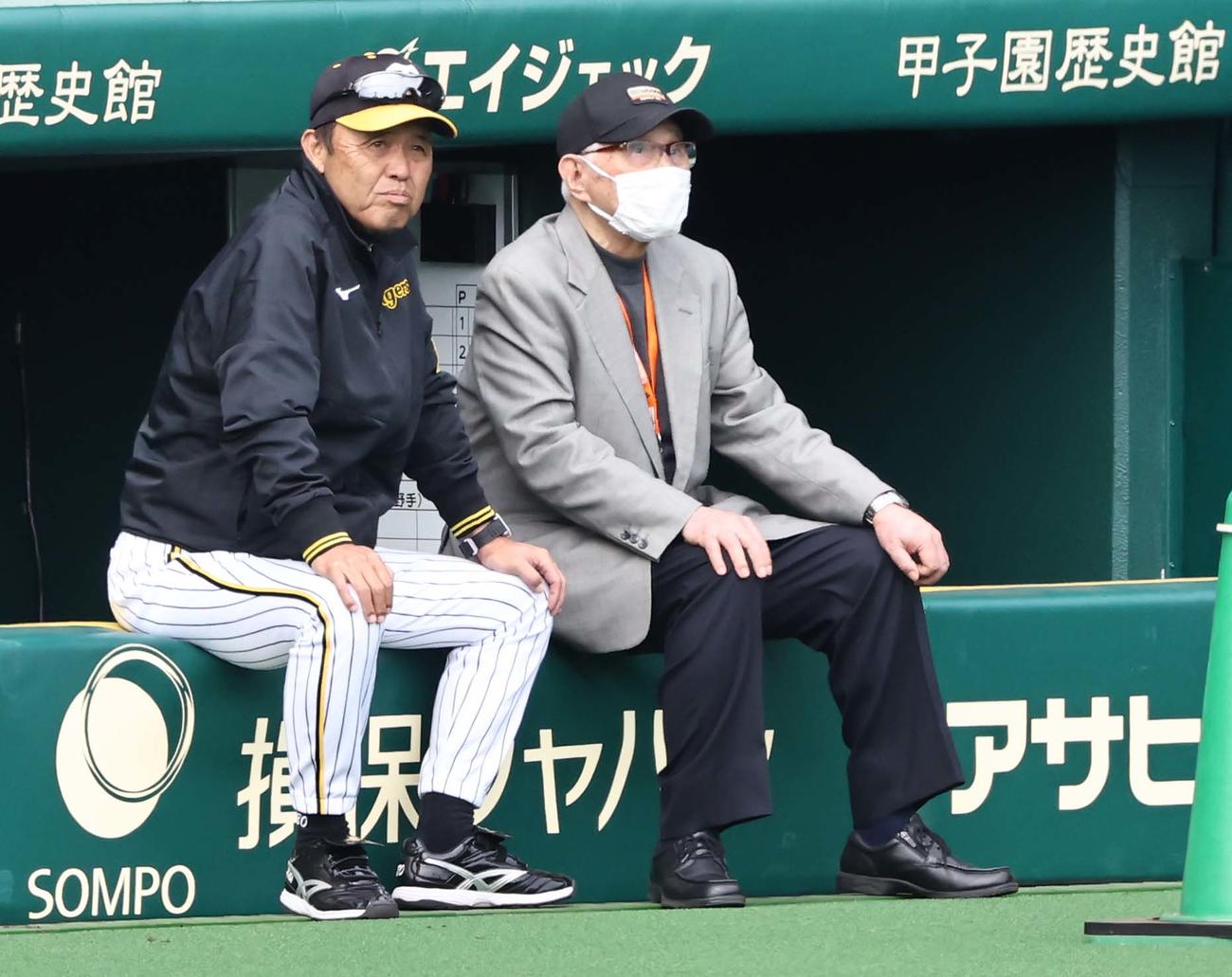 岡田監督（左）は安藤氏と練習を見守る（撮影・上田博志）