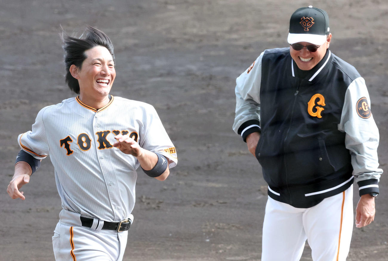 巨人紅白戦　試合後、笑顔で走る小林（左）と原監督（撮影・宮地輝）