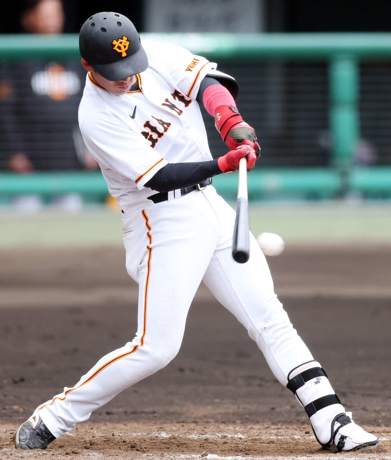 巨人紅白戦　2回裏白組1死二、三塁、2点適時二塁打を放つ増田陸（撮影・宮地輝）