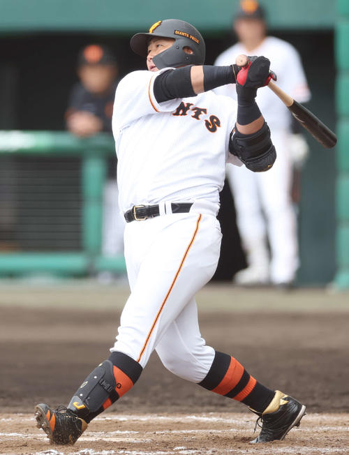 巨人紅白戦　6回裏白組無死、本塁打を放つ中田翔（撮影・宮地輝）