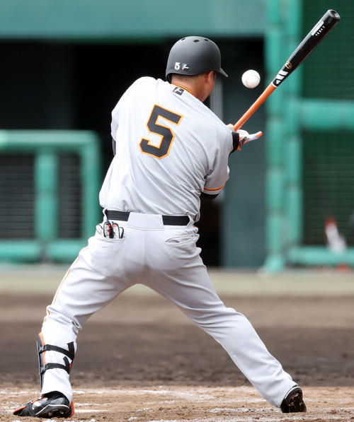 巨人紅白戦　6回表、堀岡の投球が中島の手に当たる（撮影・宮地輝）